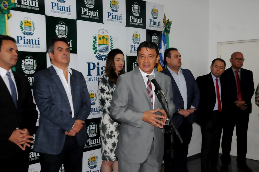 O governo do Estado, a Caixa Econômica Federal e o Sindicato da Indústria da Construção Civil assinaram um termo de cooperação para o programa piloto do governo estadual que vai oferecer crédito público para melhoria habitacional; com previsão de implantação para o início 2018, a iniciativa vai ofertar inicialmente recursos para intervenções em habitações - incrementos, reformas e ampliações - a servidores públicos do Estado; a médio prazo, a ideia do governo é ampliar essa oferta para todos os piauienses (Foto: Leonardo Lucena) O governo do Estado, a Caixa Econômica Federal e o Sindicato da Indústria da Construção Civil assinaram um termo de cooperação para o programa piloto do governo estadual que vai oferecer crédito público para melhoria habitacional; com previsão de implantação para o início 2018, a iniciativa vai ofertar inicialmente recursos para intervenções em habitações - incrementos, reformas e ampliações - a servidores públicos do Estado; a médio prazo, a ideia do governo é ampliar essa oferta para todos os piauienses
