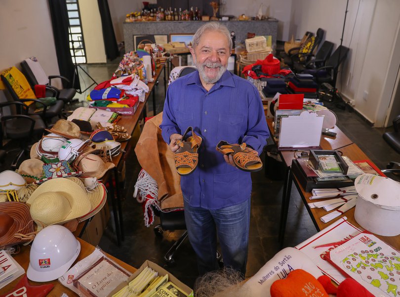 Em entrevista nesta tarde à rádio Trianon, o ex-presidente Lula disse que se não inabilitado pela Justiça e vencer as eleições do próximo, um dos seus primeiros atos será a convocação de uma Assembleia Constituinte para revogar medidas que retiram direitos dos trabalhadores, proposta por Michel Temer e aprovadas no Congresso; "Nenhum governo tem direito de limitar gastos por 20 anos. Cada governante tem direito de escolher quanto vai investir em Educação, Saúde. Temos sim que fazer uma constituinte revogatória para dar condições do Estado fazer políticas de indução para voltarmos a ter novos ativos", disse (Foto: Aquiles Lins) Em entrevista nesta tarde à rádio Trianon, o ex-presidente Lula disse que se não inabilitado pela Justiça e vencer as eleições do próximo, um dos seus primeiros atos será a convocação de uma Assembleia Constituinte para revogar medidas que retiram direitos dos trabalhadores, proposta por Michel Temer e aprovadas no Congresso; "Nenhum governo tem direito de limitar gastos por 20 anos. Cada governante tem direito de escolher quanto vai investir em Educação, Saúde. Temos sim que fazer uma constituinte revogatória para dar condições do Estado fazer políticas de indução para voltarmos a ter novos ativos", disse