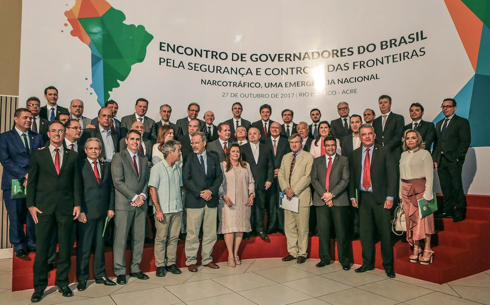 Ao participar, ontem (27), do Encontro de Governadores do Brasil, em Rio Branco, no Acre, o governador do Ceará Camilo Santana, afirmou a necessidade de uma pactuação entre os Poderes para diminuição dos índices de criminalidade e enfatizou a necessidade urgente do Brasil elaborar ações eficientes por meio de um Plano Nacional de Segurança Pública. "É preciso chamar o Congresso Nacional e rever a legislação que nós temos hoje. E quem tem a capacidade de coordenar a pactuação e organizar esse plano no País é o Governo Federal, convocando o Poder Judiciário, o Congresso Nacional, e todos os governadores" (Foto: Fatima 247) Ao participar, ontem (27), do Encontro de Governadores do Brasil, em Rio Branco, no Acre, o governador do Ceará Camilo Santana, afirmou a necessidade de uma pactuação entre os Poderes para diminuição dos índices de criminalidade e enfatizou a necessidade urgente do Brasil elaborar ações eficientes por meio de um Plano Nacional de Segurança Pública. "É preciso chamar o Congresso Nacional e rever a legislação que nós temos hoje. E quem tem a capacidade de coordenar a pactuação e organizar esse plano no País é o Governo Federal, convocando o Poder Judiciário, o Congresso Nacional, e todos os governadores"