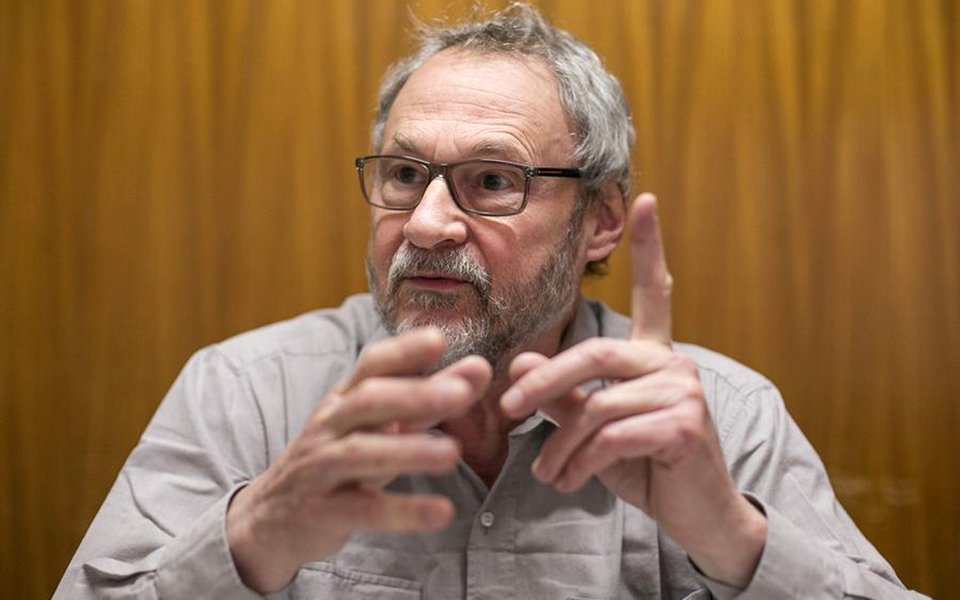 O corte de recursos do Ministério da Educação para o sistema público de ensino superior está afetando duramente o dia-a-dia das universidades, paralisando pesquisas e colocando em ameaça a sobrevivência dos institutos federais; de acordo com o reitor da UFRGS, Rui Oppermann, a instituição terá sérias dificuldades para pagar os terceirizados a partir de setembro; em outras instituições, a situação é mais dramática, como é o caso da UERJ, que recebeu apenas 65% do orçamento previsto para 2016 e está com os salários dos servidores atrasados há quatro meses; “O estrago é colossal”, resume Paulo Machado Mors, presidente do Sindicato Intermunicipal dos Professores de Instituições Federais de Ensino Superior do Rio Grande do Sul (ADUFRGS-Sindical) (Foto: Leonardo Lucena) O corte de recursos do Ministério da Educação para o sistema público de ensino superior está afetando duramente o dia-a-dia das universidades, paralisando pesquisas e colocando em ameaça a sobrevivência dos institutos federais; de acordo com o reitor da UFRGS, Rui Oppermann, a instituição terá sérias dificuldades para pagar os terceirizados a partir de setembro; em outras instituições, a situação é mais dramática, como é o caso da UERJ, que recebeu apenas 65% do orçamento previsto para 2016 e está com os salários dos servidores atrasados há quatro meses; “O estrago é colossal”, resume Paulo Machado Mors, presidente do Sindicato Intermunicipal dos Professores de Instituições Federais de Ensino Superior do Rio Grande do Sul (ADUFRGS-Sindical)