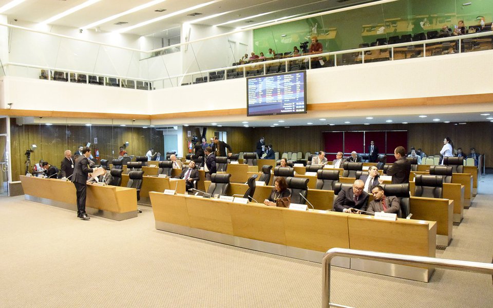 A Câmara federal aprovou a criação do fundo para campanha eleitoral; a estimativa é que esse fundo tenha cerca de R$ 1,7 bilhão em 2018; pela proposta aprovada, o fundo será composto por: 30% do total das emendas parlamentares de bancada constantes da Lei Orçamentária Anual; entre os parlamentares que votaram a favor, estão Alberto Filho, Hildo Rocha, do PMDB, e André Fufuca (PP) (Foto: Leonardo Lucena) A Câmara federal aprovou a criação do fundo para campanha eleitoral; a estimativa é que esse fundo tenha cerca de R$ 1,7 bilhão em 2018; pela proposta aprovada, o fundo será composto por: 30% do total das emendas parlamentares de bancada constantes da Lei Orçamentária Anual; entre os parlamentares que votaram a favor, estão Alberto Filho, Hildo Rocha, do PMDB, e André Fufuca (PP)