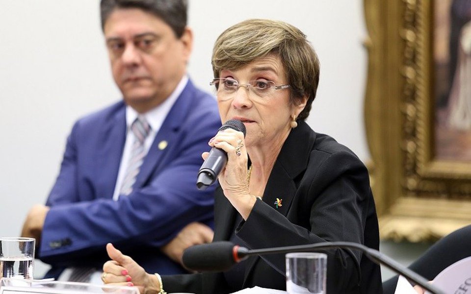 "O Brasil não precisa de reforma trabalhista, mas de crescimento econômico, investimentos e reforma tributária", afirmou a ministra Delaíde Arantes, do Tribunal Superior do Trabalho (TST), no Congresso Nacional do Instituto dos Advogados Brasileiros (IAB), em João Pessoa (PB); "Na contramão dos movimentos democráticos, a lei, aprovada às pressas, promoveu mudanças em 96 dispositivos da CLT, para instaurar a desregulamentação da proteção social do trabalhador e a redução dos seus direitos", afirmou (Foto: Aquiles Lins) "O Brasil não precisa de reforma trabalhista, mas de crescimento econômico, investimentos e reforma tributária", afirmou a ministra Delaíde Arantes, do Tribunal Superior do Trabalho (TST), no Congresso Nacional do Instituto dos Advogados Brasileiros (IAB), em João Pessoa (PB); "Na contramão dos movimentos democráticos, a lei, aprovada às pressas, promoveu mudanças em 96 dispositivos da CLT, para instaurar a desregulamentação da proteção social do trabalhador e a redução dos seus direitos", afirmou