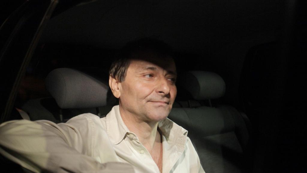 A Polícia Federal indiciou o ativista italiano Cesare Battisti por evasão de divisas e lavagem de dinheiro; ele foi preso em flagrante na quarta-feira (4), quando estava tentando atravessar a fronteira para a Bolívia com US$ 6 mil – valor superior a R$ 10 mil em dinheiro; Battisti foi condenado à prisão perpétua na Itália sob acusação de quatro assassinatos (Foto: José Barbacena) A Polícia Federal indiciou o ativista italiano Cesare Battisti por evasão de divisas e lavagem de dinheiro; ele foi preso em flagrante na quarta-feira (4), quando estava tentando atravessar a fronteira para a Bolívia com US$ 6 mil – valor superior a R$ 10 mil em dinheiro; Battisti foi condenado à prisão perpétua na Itália sob acusação de quatro assassinatos