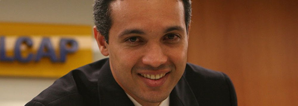 A equipe da perícia da Polícia Federal prepara as malas para avaliar o acervo de Márcio Lobão, filho do senador Edison Lobão (PMDB-MA), que teve 1.200 obras apreendidas no Rio de Janeiro; a metodologia pode ter consequências no mercado de arte brasileiro, ao detectar falsificações em galerias, leilões e museus; “Isso denigre o mercado, os espaços de exposição”, diz a museóloga Patricia Moura; com o uso de cinco técnicas diferentes, o trabalho estabelece um parâmetro para avaliar com segurança a autoria e o valor de uma obra de arte, e então estimar o montante e as condições da lavagem de dinheiro (Foto: Leonardo Lucena) A equipe da perícia da Polícia Federal prepara as malas para avaliar o acervo de Márcio Lobão, filho do senador Edison Lobão (PMDB-MA), que teve 1.200 obras apreendidas no Rio de Janeiro; a metodologia pode ter consequências no mercado de arte brasileiro, ao detectar falsificações em galerias, leilões e museus; “Isso denigre o mercado, os espaços de exposição”, diz a museóloga Patricia Moura; com o uso de cinco técnicas diferentes, o trabalho estabelece um parâmetro para avaliar com segurança a autoria e o valor de uma obra de arte, e então estimar o montante e as condições da lavagem de dinheiro