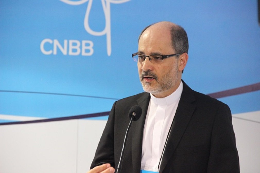 O bispo Dom Joaquim Giovani Mol Guimarães criticou a decisão do STF de liberar o ensino religioso confessional, ou seja, de uma religião específica, em escolas públicas; Joaquim Mol é bispo auxiliar de Belo Horizonte e reitor da PUC-Minas; "O desacreditado STF cedeu ao lobby católico. Ensino Religioso (ER) em escola pública só pode ser ensino da religiosidade, da dimensão religiosa, das atitudes e valores condizentes com a religião. O problema é a confessionalidade, na escola pública, com recursos públicos e a possibilidade certa de hegemonia da Igreja Católica, agora, e depois das Igrejas Pentecostais", disse (Foto: José Barbacena) O bispo Dom Joaquim Giovani Mol Guimarães criticou a decisão do STF de liberar o ensino religioso confessional, ou seja, de uma religião específica, em escolas públicas; Joaquim Mol é bispo auxiliar de Belo Horizonte e reitor da PUC-Minas; "O desacreditado STF cedeu ao lobby católico. Ensino Religioso (ER) em escola pública só pode ser ensino da religiosidade, da dimensão religiosa, das atitudes e valores condizentes com a religião. O problema é a confessionalidade, na escola pública, com recursos públicos e a possibilidade certa de hegemonia da Igreja Católica, agora, e depois das Igrejas Pentecostais", disse