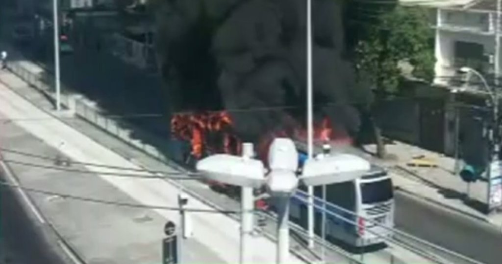 O corredor de ônibus articulados Transcarioca teve seu serviço parcialmente paralisado, após um coletivo ser incendiado por manifestantes na altura de Vaz Lobo, na zona norte do Rio; em nota, a Polícia Militar afirmou estar acompanhando a manifestação de um grupo de moradores no local, após a morte de um homem que, segundo a polícia, foi morto em confronto. O caso está sendo acompanhado pela Divisão de Homícidios da Polícia Civil (Foto: Leonardo Lucena) O corredor de ônibus articulados Transcarioca teve seu serviço parcialmente paralisado, após um coletivo ser incendiado por manifestantes na altura de Vaz Lobo, na zona norte do Rio; em nota, a Polícia Militar afirmou estar acompanhando a manifestação de um grupo de moradores no local, após a morte de um homem que, segundo a polícia, foi morto em confronto. O caso está sendo acompanhado pela Divisão de Homícidios da Polícia Civil