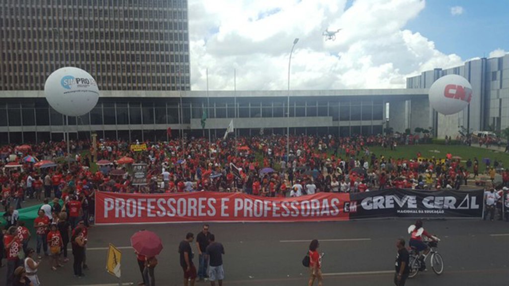 Os professores da rede pública de ensino do Distrito Federal decidiram continuar a greve iniciada em 15 de março; de acordo com o diretor do Sindicato dos Professores Samuel Fernandes, as proposições estabelecidas pelo governo não atendem as reivindicações da categoria; “Até hoje, o GDF não apresentou algo concreto aos servidores”, disse Fernandes; a categoria pede o pagamento da quarta parcela do reajuste salarial, prometida pelo governo Agnelo (PT-DF) e que deveria ter sido paga em outubro do ano passado
(Foto: Leonardo Lucena)
Os professores da rede pública de ensino do Distrito Federal decidiram continuar a greve iniciada em 15 de março; de acordo com o diretor do Sindicato dos Professores Samuel Fernandes, as proposições estabelecidas pelo governo não atendem as reivindicações da categoria; “Até hoje, o GDF não apresentou algo concreto aos servidores”, disse Fernandes; a categoria pede o pagamento da quarta parcela do reajuste salarial, prometida pelo governo Agnelo (PT-DF) e que deveria ter sido paga em outubro do ano passado
