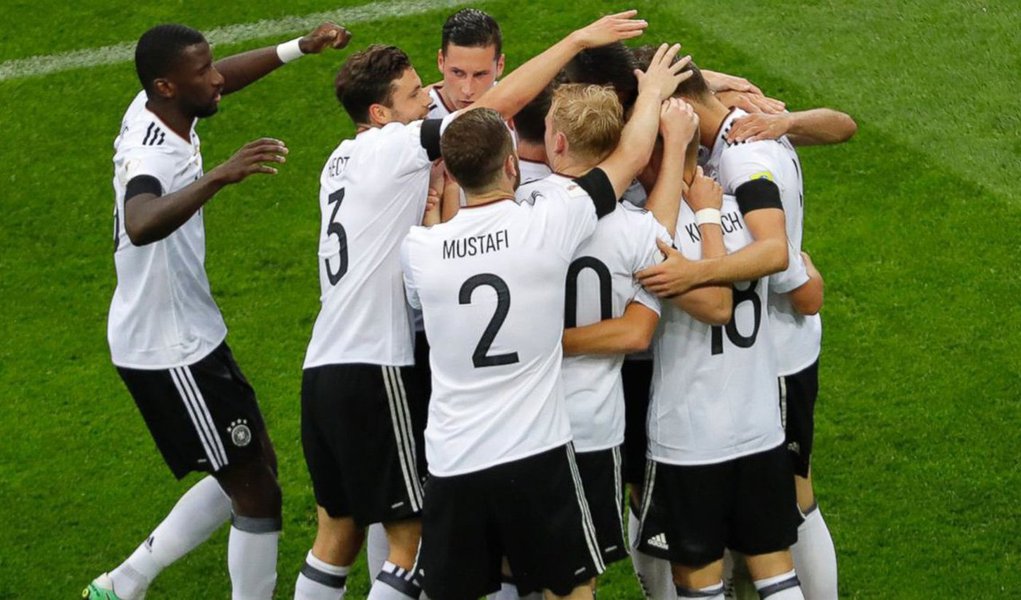 Uma seleção alemã com caras novas precisou trabalhar mais duro do que o esperado para derrotar a Austrália por 3 x 2 em sua estreia na Copa das Confederações, nesta segunda-feira, em uma partida em que o jovem time dos atuais campeões do mundo mostrou ainda estar se ajustando aos grandes torneios. (Foto: Gisele Federicce) Uma seleção alemã com caras novas precisou trabalhar mais duro do que o esperado para derrotar a Austrália por 3 x 2 em sua estreia na Copa das Confederações, nesta segunda-feira, em uma partida em que o jovem time dos atuais campeões do mundo mostrou ainda estar se ajustando aos grandes torneios.
