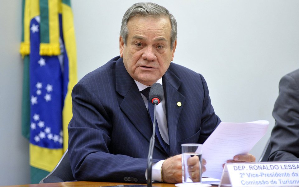 A candidatura do deputado federal Ronaldo Lessa (PDT-AL) ao Senado em 2018 está sendo muito comentada nos bastidores; ele já foi convidado várias vezes pelo grupo do prefeito de Maceió, Rui Palmeira (PSDB), para disputar a eleição de governador e tentar impedir a reeleição de Renan Filho (PMDB); por outro lado, o governo negocia para acomodar Lessa numa aliança e dar a ‘estrutura’ para sua candidatura a federal (Foto: Voney Malta) A candidatura do deputado federal Ronaldo Lessa (PDT-AL) ao Senado em 2018 está sendo muito comentada nos bastidores; ele já foi convidado várias vezes pelo grupo do prefeito de Maceió, Rui Palmeira (PSDB), para disputar a eleição de governador e tentar impedir a reeleição de Renan Filho (PMDB); por outro lado, o governo negocia para acomodar Lessa numa aliança e dar a ‘estrutura’ para sua candidatura a federal