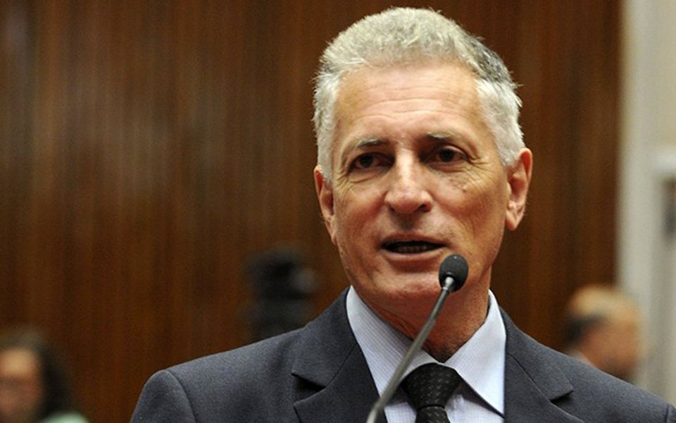 Deputado estadual Rogério Correia (PT) criticou a venda de quatro usinas hidrelétricas da Cemig pelo governo federal, que vai arrecadar R$ 12,12 bilhões; de acordo com o parlamentar, o valor "representa apenas 65,5% do lucro da empresa nos últimos sete anos e meio (R$ 18,5 bi)"; "Um negócio e tanto para quem comprou. Um péssimo negócio para quem vendeu"; Correia afirmou que "o consumidor pagará o pato da privatização das usinas"; "A razão sempre usada pelo governo Temer é o déficit público. Isso é um escárnio com o povo brasileiro. O dinheiro arrecadado na venda do patrimônio mineiro cobre menos de meio mês de déficit nas contas públicas federais" (Foto: Leonardo Lucena) Deputado estadual Rogério Correia (PT) criticou a venda de quatro usinas hidrelétricas da Cemig pelo governo federal, que vai arrecadar R$ 12,12 bilhões; de acordo com o parlamentar, o valor "representa apenas 65,5% do lucro da empresa nos últimos sete anos e meio (R$ 18,5 bi)"; "Um negócio e tanto para quem comprou. Um péssimo negócio para quem vendeu"; Correia afirmou que "o consumidor pagará o pato da privatização das usinas"; "A razão sempre usada pelo governo Temer é o déficit público. Isso é um escárnio com o povo brasileiro. O dinheiro arrecadado na venda do patrimônio mineiro cobre menos de meio mês de déficit nas contas públicas federais"
