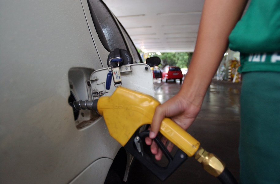 A Petrobras anunciou nesta quinta-feira um reajuste de 1,6% no preço do diesel e de 1,3% no preço da gasolina nas refinarias; os novos valores vão vigorar a partir de amanhã (15); de acordo com a política de preços adotada pela companhia, que entrou em vigor no dia 3 de julho, reajustes podem ser aplicados a qualquer momento, até diariamente; dentro da nova metodologia, o preço do diesel acumula alta de 6,3% desde 1º de setembro e a gasolina, valorização de 5,7% no mesmo período (Foto: Romulo Faro) A Petrobras anunciou nesta quinta-feira um reajuste de 1,6% no preço do diesel e de 1,3% no preço da gasolina nas refinarias; os novos valores vão vigorar a partir de amanhã (15); de acordo com a política de preços adotada pela companhia, que entrou em vigor no dia 3 de julho, reajustes podem ser aplicados a qualquer momento, até diariamente; dentro da nova metodologia, o preço do diesel acumula alta de 6,3% desde 1º de setembro e a gasolina, valorização de 5,7% no mesmo período