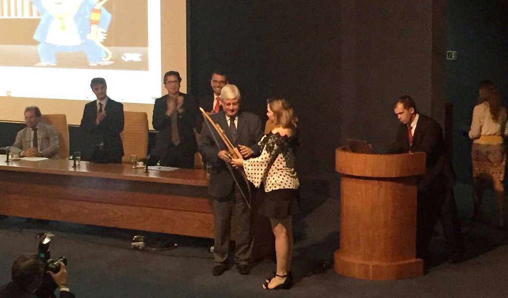 Depois de quatro anos, o procurador Rodrigo Janot cumpriu nesta sexta-feira (15) seu último dia útil de trabalho no comando do Ministério Público Federal (MPF); no principal compromisso do dia, Janot reuniu a equipe para apresentar o balanço de sua gestão e disse que a "esperança triunfa" no Ministério Público; "Juntos vivemos e escrevemos um capítulo muito especial na história do país e do Ministério Público. A esperança ainda triunfa nesta casa. Valeu a pena para mim cada minuto de labuta, e até de sofrimento", disse Janot; a partir de segunda-feira (18), a Procuradoria-Geral da República (PGR) será comandada por Raquel Dodge; procurador ganhou um arco e uma flecha de origem indígena, da tribo Xokó, como presente de aniversário (Foto: Aquiles Lins) Depois de quatro anos, o procurador Rodrigo Janot cumpriu nesta sexta-feira (15) seu último dia útil de trabalho no comando do Ministério Público Federal (MPF); no principal compromisso do dia, Janot reuniu a equipe para apresentar o balanço de sua gestão e disse que a "esperança triunfa" no Ministério Público; "Juntos vivemos e escrevemos um capítulo muito especial na história do país e do Ministério Público. A esperança ainda triunfa nesta casa. Valeu a pena para mim cada minuto de labuta, e até de sofrimento", disse Janot; a partir de segunda-feira (18), a Procuradoria-Geral da República (PGR) será comandada por Raquel Dodge; procurador ganhou um arco e uma flecha de origem indígena, da tribo Xokó, como presente de aniversário