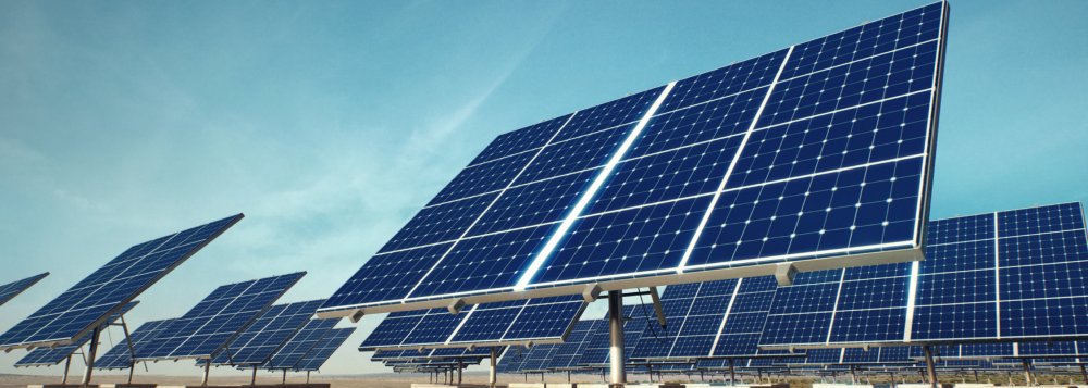 O superintendente de Promoção do Investimento, Paulo Guimarães, se reuniu com a empresa brasileira Solyes e a suíça Meyer Burger, um dos maiores fabricantes mundiais de equipamentos para produção de painéis solares, na Alemanha; de acordo com o CEO da Solyes, Sérgio Marques, a previsão é que a fábrica entre em operação no 2º semestre de 2018 para fabricação de painéis de geração distribuída e concentrada, que são os parques solares; Marques disse que a estimativa é investir R$ 80 milhões (Foto: Leonardo Lucena) O superintendente de Promoção do Investimento, Paulo Guimarães, se reuniu com a empresa brasileira Solyes e a suíça Meyer Burger, um dos maiores fabricantes mundiais de equipamentos para produção de painéis solares, na Alemanha; de acordo com o CEO da Solyes, Sérgio Marques, a previsão é que a fábrica entre em operação no 2º semestre de 2018 para fabricação de painéis de geração distribuída e concentrada, que são os parques solares; Marques disse que a estimativa é investir R$ 80 milhões