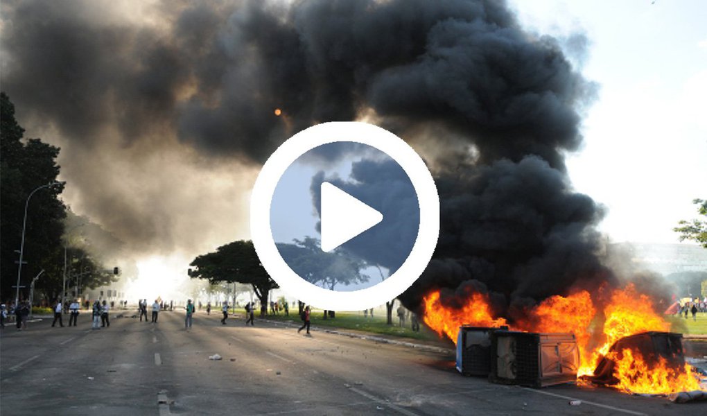 Um vídeo do coletivo Mídia Ninja mostra a violência empregada pela Polícia Militar para reprimir as manifestações que ocuparam Brasília pela saída de Michel Temer e suspensão das reformas, nessa quarta-feira, 24; PM utilizou contra os manifestantes bombas de gás lacrimogênio e de efeito moral, balas de borracha, cães e até armas de fogo. Os protestos terminaram com 49 pessoas feridas e oito detidas; assista acima (Foto: Aquiles Lins) Um vídeo do coletivo Mídia Ninja mostra a violência empregada pela Polícia Militar para reprimir as manifestações que ocuparam Brasília pela saída de Michel Temer e suspensão das reformas, nessa quarta-feira, 24; PM utilizou contra os manifestantes bombas de gás lacrimogênio e de efeito moral, balas de borracha, cães e até armas de fogo. Os protestos terminaram com 49 pessoas feridas e oito detidas; assista acima