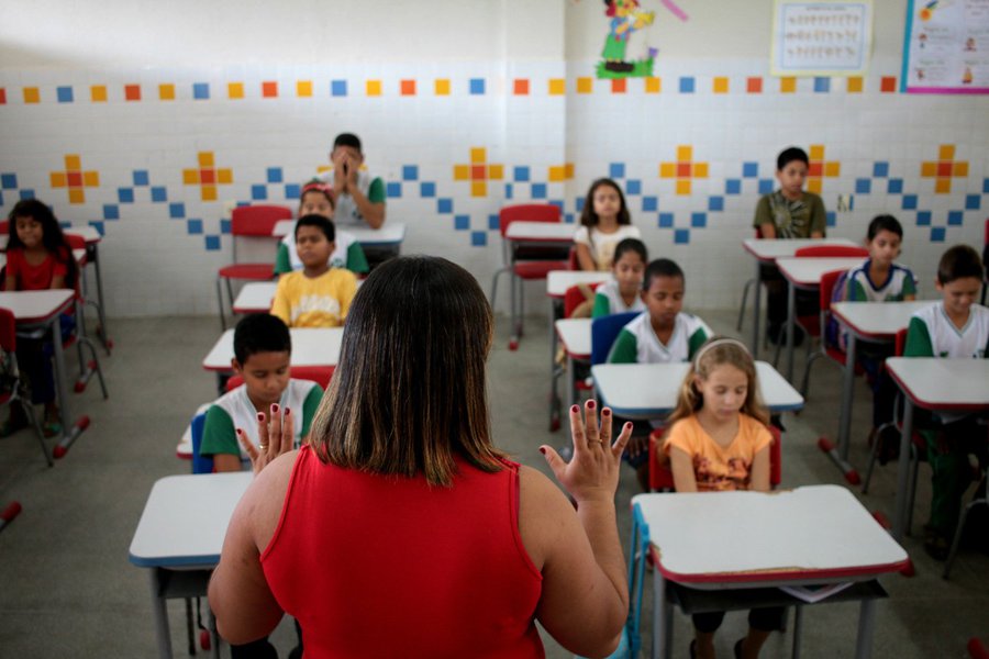 segundo o governador Renan Filho, as mil vagas serão destinadas para professores; as escolas em tempo integral são encaradas como uma das principais ferramentas para redução da violência no Estado; "Um Estado que, há dois anos, sequer tinha uma escola em tempo integral, agora tem 35. No próximo ano, serão 50 e, por isso, teremos de ter concurso público para convocar professores para as escolas em tempo integral", afirmou o governador (Foto: Voney Malta) segundo o governador Renan Filho, as mil vagas serão destinadas para professores; as escolas em tempo integral são encaradas como uma das principais ferramentas para redução da violência no Estado; "Um Estado que, há dois anos, sequer tinha uma escola em tempo integral, agora tem 35. No próximo ano, serão 50 e, por isso, teremos de ter concurso público para convocar professores para as escolas em tempo integral", afirmou o governador