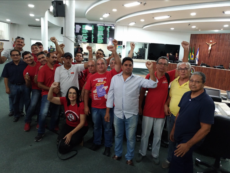 Comerciários ocuparam o plenário da Câmara Municipal de Fortaleza na manhã desta quinta-feira (26), e suspenderam a sessão que votaria o Projeto de Lei que propõe o funcionamento do comércio durante 24 horas na capital cearense. Para a diretora do Sindicato dos Comerciários, Helenice Pereira, as consequências deste projeto é extremamente danosa para os trabalhadores. “Nós sabemos que Fortaleza não tem nenhuma estrutura para que o comércio funcione 24 horas”, afirmou (Foto: Rodrigo Rocha) Comerciários ocuparam o plenário da Câmara Municipal de Fortaleza na manhã desta quinta-feira (26), e suspenderam a sessão que votaria o Projeto de Lei que propõe o funcionamento do comércio durante 24 horas na capital cearense. Para a diretora do Sindicato dos Comerciários, Helenice Pereira, as consequências deste projeto é extremamente danosa para os trabalhadores. “Nós sabemos que Fortaleza não tem nenhuma estrutura para que o comércio funcione 24 horas”, afirmou