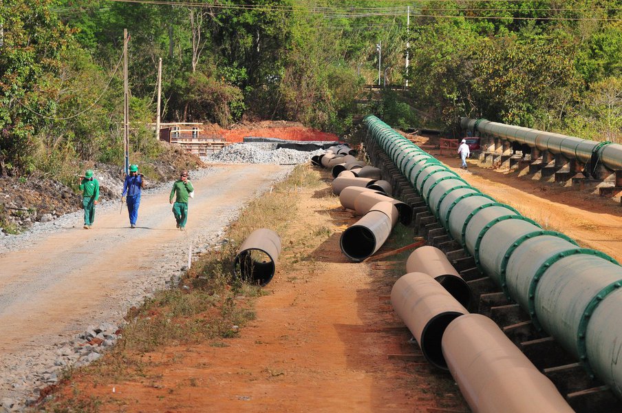 De acordo com o governo do Distrito Federal, para chegar ao fim das intervenções, faltam a chegada da balsa, a rede elétrica e a finalização da infraestrutura civil; a previsão é que o subsistema inicie a captação de 700 litros por segundo do Lago Paranoá até outubro; o investimento para as obras do Paranoá ficou em R$ 42 milhões, 15% abaixo do inicialmente estimado, de R$ 49,4 milhões; o Ministério da Integração Nacional liberou R$ 55 milhões para as obras — o dinheiro restante volta para a pasta federal (Foto: Leonardo Lucena) De acordo com o governo do Distrito Federal, para chegar ao fim das intervenções, faltam a chegada da balsa, a rede elétrica e a finalização da infraestrutura civil; a previsão é que o subsistema inicie a captação de 700 litros por segundo do Lago Paranoá até outubro; o investimento para as obras do Paranoá ficou em R$ 42 milhões, 15% abaixo do inicialmente estimado, de R$ 49,4 milhões; o Ministério da Integração Nacional liberou R$ 55 milhões para as obras — o dinheiro restante volta para a pasta federal