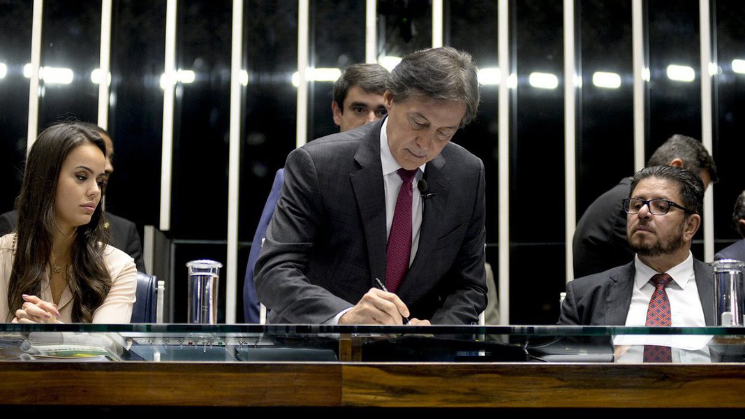 Congresso Nacional promulgou nesta quarta-feira, 4, a emenda constitucional que veda as coligações partidárias nas eleições proporcionais e estabelece normas sobre acesso dos partidos políticos aos recursos do fundo partidário e ao tempo de propaganda gratuito no rádio e na televisão; de acordo com o novo texto constitucional, as cláusulas de desempenho eleitoral vão valer já a partir das eleições do ano que vem. A emenda também acaba com as coligações para eleições proporcionais para deputados e vereadores, nesse caso a partir das eleições de 2020 (Foto: Aquiles Lins) Congresso Nacional promulgou nesta quarta-feira, 4, a emenda constitucional que veda as coligações partidárias nas eleições proporcionais e estabelece normas sobre acesso dos partidos políticos aos recursos do fundo partidário e ao tempo de propaganda gratuito no rádio e na televisão; de acordo com o novo texto constitucional, as cláusulas de desempenho eleitoral vão valer já a partir das eleições do ano que vem. A emenda também acaba com as coligações para eleições proporcionais para deputados e vereadores, nesse caso a partir das eleições de 2020