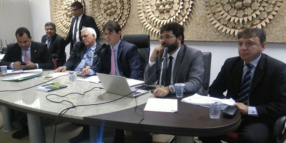 Secretário de Estado da Fazenda, Rafael Fonteles avalia as medidas como estritamente necessárias em função do prolongamento da crise econômica, com mais impacto para estados menos industrializados, como Piauí onde o auge da crise tem sido agora neste ano; titular da pasta defendeu "cortes que variam de 10 a 30% para podermos honrar a folha de pagamento, os serviços essenciais"; "A ideia é economizar até R$ 250 milhões/ano, valor bastante significativo"; A realidade da crise se impõe desde 2015. Nós vivemos uma economia em crise e quando for sair temos que fazer o dever de casa. O Piauí é um dos poucos estados que está com pagamento do servidor em dia e com serviços públicos essenciais funcionando, especialmente a saúde, a educação e a segurança" (Foto: Leonardo Lucena) Secretário de Estado da Fazenda, Rafael Fonteles avalia as medidas como estritamente necessárias em função do prolongamento da crise econômica, com mais impacto para estados menos industrializados, como Piauí onde o auge da crise tem sido agora neste ano; titular da pasta defendeu "cortes que variam de 10 a 30% para podermos honrar a folha de pagamento, os serviços essenciais"; "A ideia é economizar até R$ 250 milhões/ano, valor bastante significativo"; A realidade da crise se impõe desde 2015. Nós vivemos uma economia em crise e quando for sair temos que fazer o dever de casa. O Piauí é um dos poucos estados que está com pagamento do servidor em dia e com serviços públicos essenciais funcionando, especialmente a saúde, a educação e a segurança"