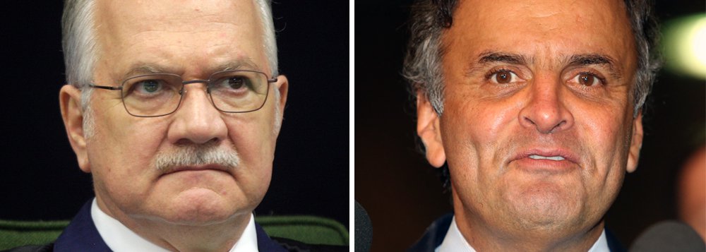O ex-senador Aécio Neves (PSDB-MG), que foi afastado do mandato nesta quinta-feira, só não foi preso porque goza do foro privilegiado; em sua decisão, o ministro Edson Fachin, do Supremo Tribunal Federal, afirmou que solto, Aécio é um "risco à ordem pública"; de fato, Aécio liderou um golpe que destruiu a imagem e a e economia do Brasil, deixando milhões de desempregados; em março, numa ação controlada da Polícia Federal, ele foi gravado pedindo uma propina de R$ 2 milhões à JBS – dinheiro que foi entregue aos donos do Helicoca, helicóptero que tinha quase 500 quilos de cocaína; nesta quinta, sua irmã Andrea e seu primo Fred foram presos; Aécio foi também afastado da presidência do PSDB, cujos integrantes não sabem onde enfiar a cara (Foto: Leonardo Attuch) O ex-senador Aécio Neves (PSDB-MG), que foi afastado do mandato nesta quinta-feira, só não foi preso porque goza do foro privilegiado; em sua decisão, o ministro Edson Fachin, do Supremo Tribunal Federal, afirmou que solto, Aécio é um "risco à ordem pública"; de fato, Aécio liderou um golpe que destruiu a imagem e a e economia do Brasil, deixando milhões de desempregados; em março, numa ação controlada da Polícia Federal, ele foi gravado pedindo uma propina de R$ 2 milhões à JBS – dinheiro que foi entregue aos donos do Helicoca, helicóptero que tinha quase 500 quilos de cocaína; nesta quinta, sua irmã Andrea e seu primo Fred foram presos; Aécio foi também afastado da presidência do PSDB, cujos integrantes não sabem onde enfiar a cara