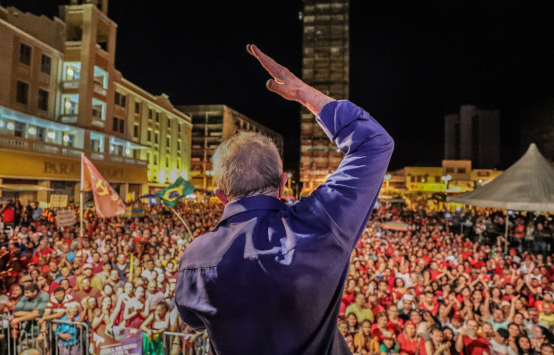 Para o colunista do Brasil 247 Emir Sader, a Caravana pelo Brasil do ex-presidente Lula mostrou as "múltiplas as visões que se pode ter de um país tão diverso e complexo como o Brasil"; "O Brasil, visto desde a Caravana, é um mundo dividido entre os que vivem de renda e os que vivem do trabalho, os que acreditam nas manchetes da mídia de direita e os que acreditam no Lula, os que veem no Lula um risco para seus privilégios e os que veem nele a esperança, os que querem destruir o Lula e os que querem vê-lo de novo como presidente do Brasil", destaca (Foto: Emir Sader) Para o colunista do Brasil 247 Emir Sader, a Caravana pelo Brasil do ex-presidente Lula mostrou as "múltiplas as visões que se pode ter de um país tão diverso e complexo como o Brasil"; "O Brasil, visto desde a Caravana, é um mundo dividido entre os que vivem de renda e os que vivem do trabalho, os que acreditam nas manchetes da mídia de direita e os que acreditam no Lula, os que veem no Lula um risco para seus privilégios e os que veem nele a esperança, os que querem destruir o Lula e os que querem vê-lo de novo como presidente do Brasil", destaca