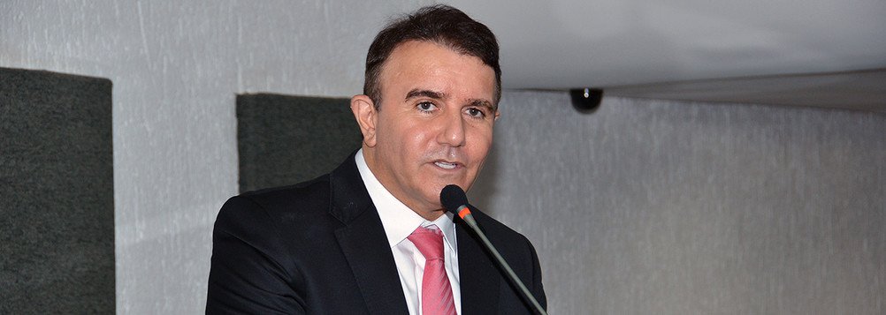 Após associar o apelido “Acelerado” das planilhas da Odebrecht ao deputado estadual Eduardo Siqueira Campos, do DEM (foto), o Jornal Nacional, da TV Globo, retomou o assunto e, segundo a publicação, documentos entregue pelo delator ex-executivo da empreiteira Benedito Júnior, e que basearam a primeira matéria ligam o codinome ao democrata; mas outro delator, Rogério Santos de Araújo, afirmou a procuradores da Operação Lava Jato que o apelido é referente ao ex-gerente da área internacional da Petrobrás Aluísio Teles; a defesa do democrata quer interpelar Benedito sobre quem seria o beneficiário dos US$ 24,750 milhões (Foto: Leonardo Lucena) Após associar o apelido “Acelerado” das planilhas da Odebrecht ao deputado estadual Eduardo Siqueira Campos, do DEM (foto), o Jornal Nacional, da TV Globo, retomou o assunto e, segundo a publicação, documentos entregue pelo delator ex-executivo da empreiteira Benedito Júnior, e que basearam a primeira matéria ligam o codinome ao democrata; mas outro delator, Rogério Santos de Araújo, afirmou a procuradores da Operação Lava Jato que o apelido é referente ao ex-gerente da área internacional da Petrobrás Aluísio Teles; a defesa do democrata quer interpelar Benedito sobre quem seria o beneficiário dos US$ 24,750 milhões