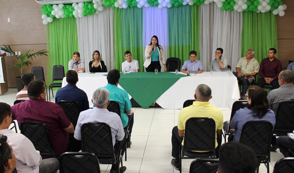 O PV reuniu lideranças da capital e do interior para discutir a estiagem, poluição dos rios, queimadas e outros problemas ambientais do Piauí no Seminário de Formação de Liderança na Área de Política do Meio Ambiente; evento também contou com a palestra de Edson Duarte, ex-deputado federal pela Bahia, que falou sobre a formação de lideranças na área ambiental, reportagem no Piauí Hoje (Foto: Voney Malta) O PV reuniu lideranças da capital e do interior para discutir a estiagem, poluição dos rios, queimadas e outros problemas ambientais do Piauí no Seminário de Formação de Liderança na Área de Política do Meio Ambiente; evento também contou com a palestra de Edson Duarte, ex-deputado federal pela Bahia, que falou sobre a formação de lideranças na área ambiental, reportagem no Piauí Hoje
