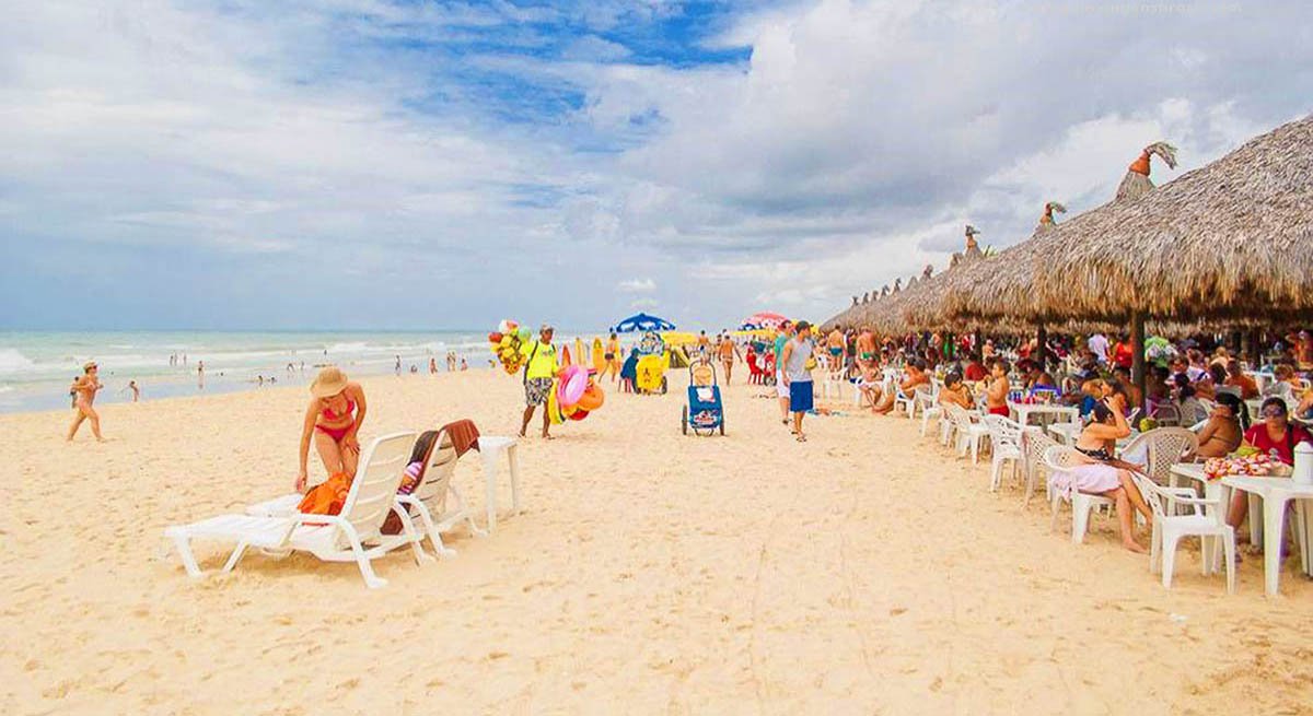 Apesar da onda de ataques iniciada na quarta-feira (19) a delegacias, veículos e bancos, em Fortaleza, os problemas de insegurança enfrentados pela população não afetaram o movimento no comércio e serviços; shoppings, hotéis e barracas de praia tiveram movimentação até melhor do que no mesmo período do ano passado; apenas os comerciantes do Centro da capital decidiram não abrir as suas lojas (Foto: Voney Malta) Apesar da onda de ataques iniciada na quarta-feira (19) a delegacias, veículos e bancos, em Fortaleza, os problemas de insegurança enfrentados pela população não afetaram o movimento no comércio e serviços; shoppings, hotéis e barracas de praia tiveram movimentação até melhor do que no mesmo período do ano passado; apenas os comerciantes do Centro da capital decidiram não abrir as suas lojas