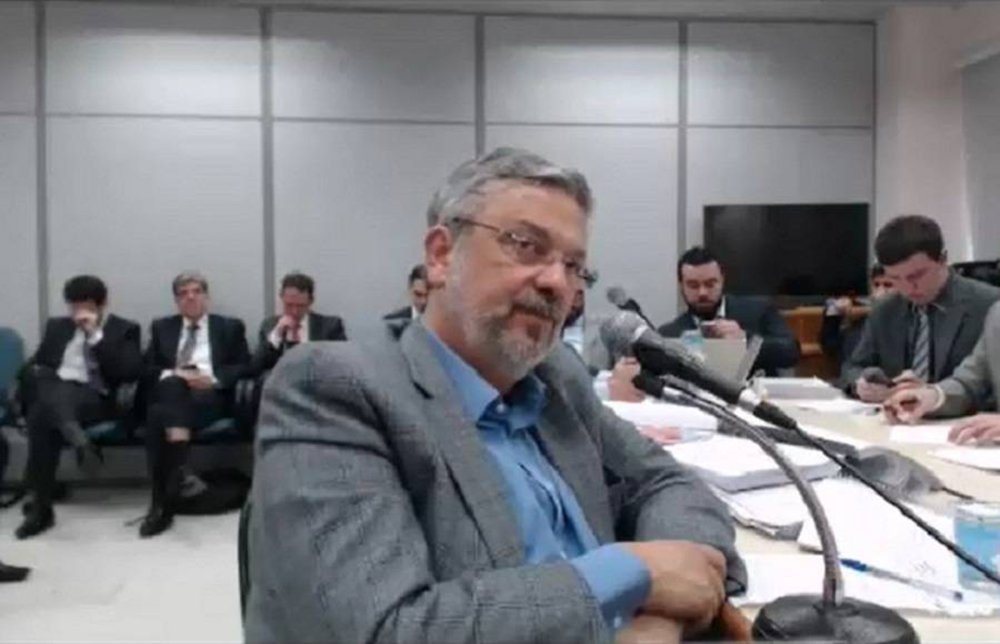 O ex-ministro Antônio Palocci deu sinais claros de que seguirá o script desejado pelo Ministério Público Federal para incriminar o ex-presidente Luiz Inácio Lula da Silva; "Na leitura de criminalistas habituados à sistemática da Operação Lava Jato, o disparo é um sinal evidente de que ele quis agradar ao Ministério Público Federal acreditando que tem boa chance de fechar acordo de delação premiada", disse a colunista Monica Bergamo nesta sexta-feira, 8; em depoimento ao juiz Sérgio Moro, Palocci disse que Lula recebeu propina da Odebrecht e que teria um "pacto de sangue" com a construtora (Foto: Aquiles Lins) O ex-ministro Antônio Palocci deu sinais claros de que seguirá o script desejado pelo Ministério Público Federal para incriminar o ex-presidente Luiz Inácio Lula da Silva; "Na leitura de criminalistas habituados à sistemática da Operação Lava Jato, o disparo é um sinal evidente de que ele quis agradar ao Ministério Público Federal acreditando que tem boa chance de fechar acordo de delação premiada", disse a colunista Monica Bergamo nesta sexta-feira, 8; em depoimento ao juiz Sérgio Moro, Palocci disse que Lula recebeu propina da Odebrecht e que teria um "pacto de sangue" com a construtora