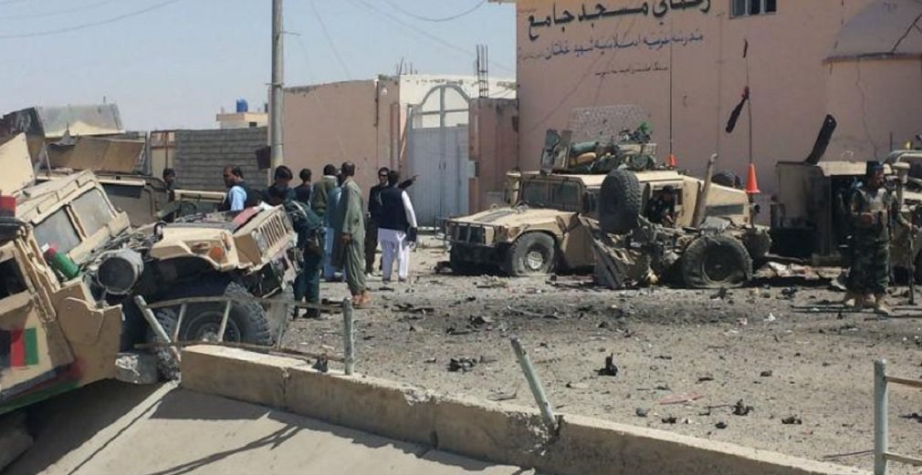 Pelo menos 13 pessoas morreram e outras 19 ficaram feridas em um atentado suicida neste domingo na passagem de um veículo do Exército afegão na província de Helmand, no sul do Afeganistão; atentado ocorreu no distrito de Nawa, quando um terrorista suicida detonou explosivos no momento em que passava o veículo militar, informou ao canal afegão Tolo o porta-voz do governador provincial, Omar Zwak (Foto: José Barbacena) Pelo menos 13 pessoas morreram e outras 19 ficaram feridas em um atentado suicida neste domingo na passagem de um veículo do Exército afegão na província de Helmand, no sul do Afeganistão; atentado ocorreu no distrito de Nawa, quando um terrorista suicida detonou explosivos no momento em que passava o veículo militar, informou ao canal afegão Tolo o porta-voz do governador provincial, Omar Zwak