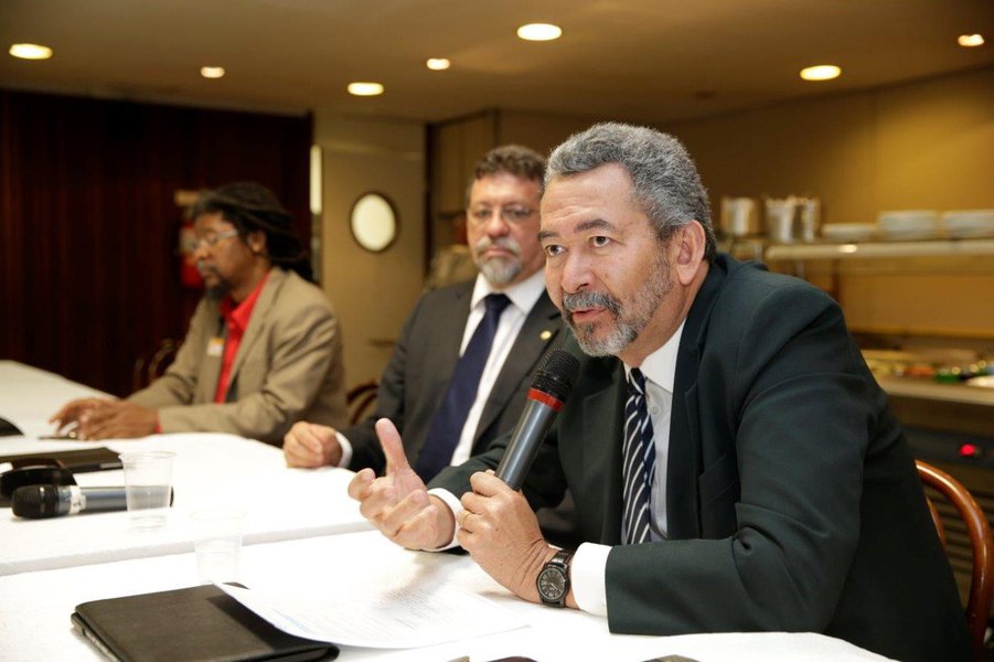O deputado federal Paulão (PT) acusou “o desmonte criminoso” do governo Michel Temer das políticas públicas e ferramentas de desenvolvimento social que movimentavam a economia nas pequenas cidades do País; Segundo o deputado, ao determinar o fechamento de agências do Banco do Brasil e da Caixa Econômica em Alagoas, sob o pretexto da falta de segurança, “o governo golpista de Temer praticamente está decretando a quebradeira geral dos comércios de cidades como Major Isidoro, Olho D’ Água do Casado, Mata Grande e Girau do Ponciano, entre outras do Sertão” (Foto: Voney Malta) O deputado federal Paulão (PT) acusou “o desmonte criminoso” do governo Michel Temer das políticas públicas e ferramentas de desenvolvimento social que movimentavam a economia nas pequenas cidades do País; Segundo o deputado, ao determinar o fechamento de agências do Banco do Brasil e da Caixa Econômica em Alagoas, sob o pretexto da falta de segurança, “o governo golpista de Temer praticamente está decretando a quebradeira geral dos comércios de cidades como Major Isidoro, Olho D’ Água do Casado, Mata Grande e Girau do Ponciano, entre outras do Sertão”