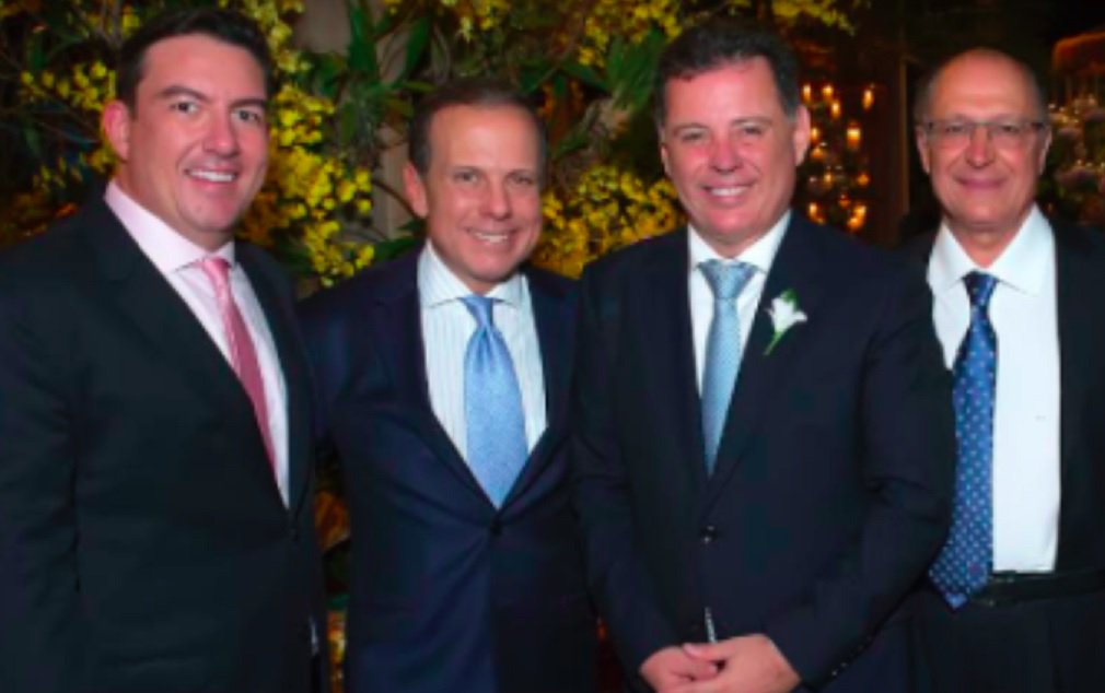 O presidente da Assembleia Legislativa, deputado José Vitti (PSDB), vai homenagear o governador de São Paulo, Geraldo Alckmin, e o prefeito de São Paulo, João Doria Júnior, com título de cidadania de Goiás; Vitti justifica que concessão de título de cidadania goiana aos políticos paulistas, ambos tucanos, é justa em razão do trabalho político e dos laços de amizade que os vinculam ao Estado de Goiás (Foto: José Barbacena) O presidente da Assembleia Legislativa, deputado José Vitti (PSDB), vai homenagear o governador de São Paulo, Geraldo Alckmin, e o prefeito de São Paulo, João Doria Júnior, com título de cidadania de Goiás; Vitti justifica que concessão de título de cidadania goiana aos políticos paulistas, ambos tucanos, é justa em razão do trabalho político e dos laços de amizade que os vinculam ao Estado de Goiás