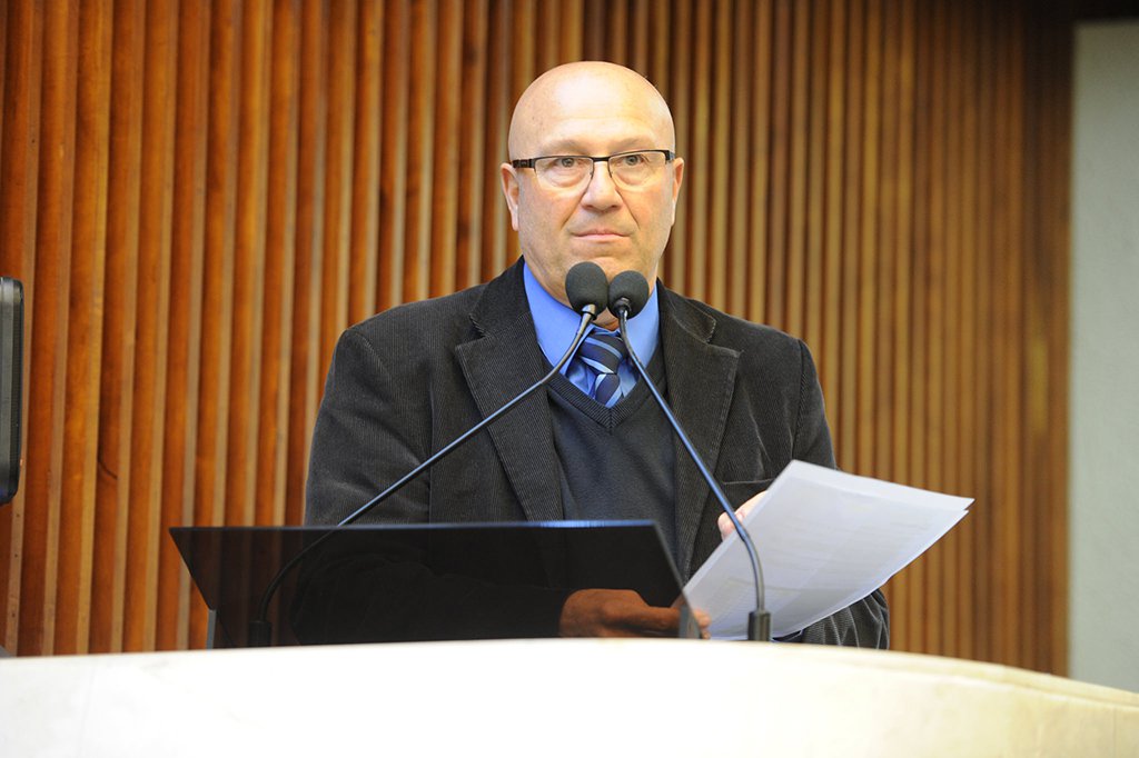 O líder do governo na Assembleia Legislativa do Paraná, deputado Luiz Claudio Romanelli, contestou a informação de que Osmar Dias, ainda no PDT, teria sido vetado pela direção nacional do PSB; de acordo com Romanelli, essa decisão não precisa ser tomada agora. "Osmar tem até março para decidir pelo PSB", disse o líder
(Foto: Leonardo Lucena) O líder do governo na Assembleia Legislativa do Paraná, deputado Luiz Claudio Romanelli, contestou a informação de que Osmar Dias, ainda no PDT, teria sido vetado pela direção nacional do PSB; de acordo com Romanelli, essa decisão não precisa ser tomada agora. "Osmar tem até março para decidir pelo PSB", disse o líder
