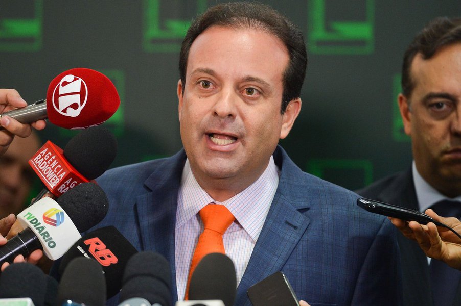 Líder do governo Temer na Câmara, o deputado federal André Moura (PSC-SE) foi condenado pela quinta vez por improbidade administrativa; caso está relacionado ao escândalo ocorrido na Prefeitura de Pirambu, em 2007, em que recursos públicos foram usados para compras mensais em supermercados e ‘mercadinhos’ da cidade; pena também prevê devolução de dinheiro aos cofres públicos e multa
(Foto: Voney Malta) Líder do governo Temer na Câmara, o deputado federal André Moura (PSC-SE) foi condenado pela quinta vez por improbidade administrativa; caso está relacionado ao escândalo ocorrido na Prefeitura de Pirambu, em 2007, em que recursos públicos foram usados para compras mensais em supermercados e ‘mercadinhos’ da cidade; pena também prevê devolução de dinheiro aos cofres públicos e multa