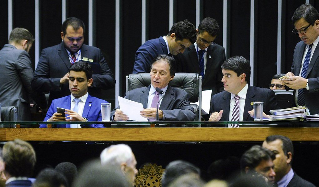 Presidente do Congresso Nacional, senador Eunício Oliveira (PMDB-CE), leu nesta terça-feira (30) o pedido de criação de uma CPI mista (formada por deputados e senadores) para investigar os empréstimos tomados pela holding J&F – controladora do frigorífico JBS – junto ao BNDES; a partir da leitura em plenário, será feito o cálculo para distribuir as vagas na comissão em relação ao tamanho dos partidos; em seguida, os líderes partidários terão prazo para indicar os membros; com as vagas preenchidas, deverá ser marcada uma data para a instalação da comissão
(Foto: Aquiles Lins)
Presidente do Congresso Nacional, senador Eunício Oliveira (PMDB-CE), leu nesta terça-feira (30) o pedido de criação de uma CPI mista (formada por deputados e senadores) para investigar os empréstimos tomados pela holding J&F – controladora do frigorífico JBS – junto ao BNDES; a partir da leitura em plenário, será feito o cálculo para distribuir as vagas na comissão em relação ao tamanho dos partidos; em seguida, os líderes partidários terão prazo para indicar os membros; com as vagas preenchidas, deverá ser marcada uma data para a instalação da comissão