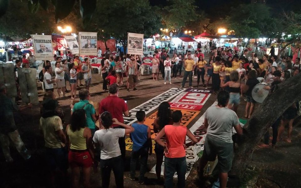 Manifestantes foram às ruas de Palmas pedir a saída de Michel Temer e a convocação de eleição direta; saindo do estacionamento da Praça dos Girassóis, um trio elétrico com cerca de cinco carros marchou rumo ao Espaço Cultural; as principais palavras de ordem eram "Fora Temer" e "Diretas Já"; as manifestações aconteceram em pelo menos 19 estados brasileiros mais o Distrito Federal; sem apoio popular e lutando para manter a base coesa, Temer se vê cada vez mais isolado; peemedebista já foi acusado pela PGR de ter cometido os crimes de organização criminosa, corrupção passiva e tentativa de obstrução à Justiça (Foto: Leonardo Lucena) Manifestantes foram às ruas de Palmas pedir a saída de Michel Temer e a convocação de eleição direta; saindo do estacionamento da Praça dos Girassóis, um trio elétrico com cerca de cinco carros marchou rumo ao Espaço Cultural; as principais palavras de ordem eram "Fora Temer" e "Diretas Já"; as manifestações aconteceram em pelo menos 19 estados brasileiros mais o Distrito Federal; sem apoio popular e lutando para manter a base coesa, Temer se vê cada vez mais isolado; peemedebista já foi acusado pela PGR de ter cometido os crimes de organização criminosa, corrupção passiva e tentativa de obstrução à Justiça