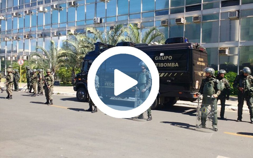 Ministério do Trabalho precisou ser evacuado às pressas nesta quinta-feira (25), após uma suspeita de bomba no nono andar do edifício; agentes da Polícia Federal e do esquadrão antibombas foram enviados ao local; após uma varredura, autoridades descartaram a existência do artefato (Foto: Paulo Emílio) Ministério do Trabalho precisou ser evacuado às pressas nesta quinta-feira (25), após uma suspeita de bomba no nono andar do edifício; agentes da Polícia Federal e do esquadrão antibombas foram enviados ao local; após uma varredura, autoridades descartaram a existência do artefato