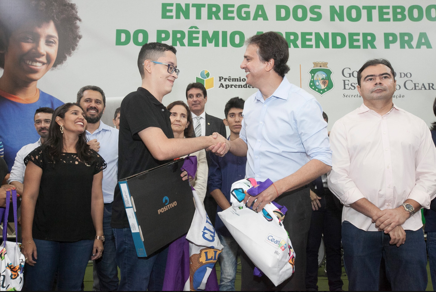 O governador Camilo Santana (PT) realizou a entrega, nesta quinta-feira (24), de notebooks para alunos da rede estadual do Ensino Médio que se destacaram pelo bom desempenho. 20.155 estudantes foram agraciados com o Prêmio Aprender pra Valer, que contou com investimento de R$ 17,1 milhões. “O volume de computadores este ano é significativo. O programa começou no primeiro ano (2009) distribuindo 800 computadores. Neste ano são mais de 20 mil. É um programa que estimula o esforço e o trabalho na Educação”, destacou Camilo (Foto: Rodrigo Rocha) O governador Camilo Santana (PT) realizou a entrega, nesta quinta-feira (24), de notebooks para alunos da rede estadual do Ensino Médio que se destacaram pelo bom desempenho. 20.155 estudantes foram agraciados com o Prêmio Aprender pra Valer, que contou com investimento de R$ 17,1 milhões. “O volume de computadores este ano é significativo. O programa começou no primeiro ano (2009) distribuindo 800 computadores. Neste ano são mais de 20 mil. É um programa que estimula o esforço e o trabalho na Educação”, destacou Camilo