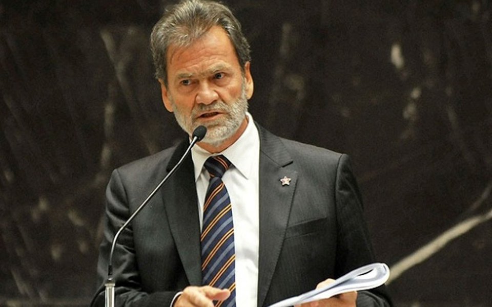 O governo de Minas Gerais aguarda liberação legal para enviar um projeto de reajuste de 7,64% a trabalhadores da educação; de acordo com o deputado Durval Ângelo (PT), Advocacia Geral do Estado barrou o aumento por conta da Lei de Responsabilidade Fiscal; o deputado reforçou que o governo cumprirá a promessa de pagar o piso, mas não pode ultrapassar o limite legal para gasto com a folha
(Foto: Leonardo Lucena) O governo de Minas Gerais aguarda liberação legal para enviar um projeto de reajuste de 7,64% a trabalhadores da educação; de acordo com o deputado Durval Ângelo (PT), Advocacia Geral do Estado barrou o aumento por conta da Lei de Responsabilidade Fiscal; o deputado reforçou que o governo cumprirá a promessa de pagar o piso, mas não pode ultrapassar o limite legal para gasto com a folha