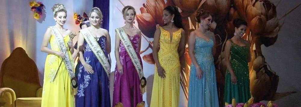 Uma das finalistas do concurso de beleza Rainha e Princesas do Milho, da Festa Nacional do Milho 2017, em Patos de Minas, no Alto Paranaíba (MG), justificou sua derrota dizendo que que os jurados só teriam escolhido Iara Santos, 20, por ela ser negra; o resultado do concurso foi divulgado no dia 24 deste mês; Maria Angélica Gonçalves Faria, que ficou revoltada, e Ludmila de Almeida Rodrigues, ambas com 22 anos, foram nomeadas as Princesas do Milho (Foto: Leonardo Lucena) Uma das finalistas do concurso de beleza Rainha e Princesas do Milho, da Festa Nacional do Milho 2017, em Patos de Minas, no Alto Paranaíba (MG), justificou sua derrota dizendo que que os jurados só teriam escolhido Iara Santos, 20, por ela ser negra; o resultado do concurso foi divulgado no dia 24 deste mês; Maria Angélica Gonçalves Faria, que ficou revoltada, e Ludmila de Almeida Rodrigues, ambas com 22 anos, foram nomeadas as Princesas do Milho