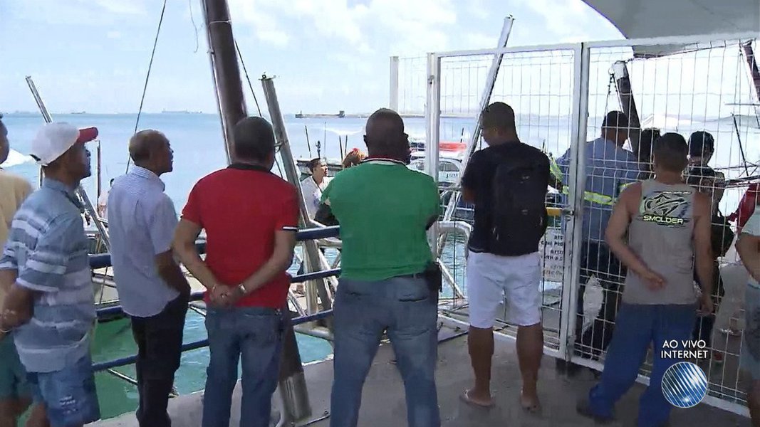 O trabalho de buscas por desparecidos do naufrágio da manhã desta quinta-feira na Baía de Todos os Santos, em Salvador, continuará até que todas as pessoas que estavam na lancha Cavalo Marinho I sejam localizadas, garantiu o Comando do 2º Distrito Naval; em nota, o comando informou que serão instaurados dois inquéritos, um para apurar o que aconteceu e outro, administrativo, para investigar causas, circunstâncias e responsabilidades do "lamentável e doloroso acidente"; já foram confirmadas 23 mortes até então (Foto: Romulo Faro) O trabalho de buscas por desparecidos do naufrágio da manhã desta quinta-feira na Baía de Todos os Santos, em Salvador, continuará até que todas as pessoas que estavam na lancha Cavalo Marinho I sejam localizadas, garantiu o Comando do 2º Distrito Naval; em nota, o comando informou que serão instaurados dois inquéritos, um para apurar o que aconteceu e outro, administrativo, para investigar causas, circunstâncias e responsabilidades do "lamentável e doloroso acidente"; já foram confirmadas 23 mortes até então