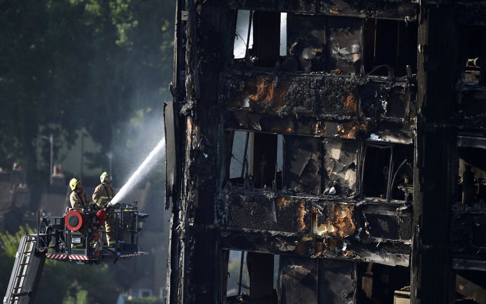 Incêndio ocorrido no último dia 14, em um edifício em Londres, que deixou 79 mortos ou desaparecidos, começou em uma geladeira com defeito que acabou pegando fogo, de acordo com confirmação feita nesta sexta-feira (23) pela polícia do Reino Unido; superintendente Fiona McCormack, da Polícia Metropolitana de Londres, disse que o revestimento da torre Grenfell não atendia aos testes adequados de segurança (Foto: Aquiles Lins) Incêndio ocorrido no último dia 14, em um edifício em Londres, que deixou 79 mortos ou desaparecidos, começou em uma geladeira com defeito que acabou pegando fogo, de acordo com confirmação feita nesta sexta-feira (23) pela polícia do Reino Unido; superintendente Fiona McCormack, da Polícia Metropolitana de Londres, disse que o revestimento da torre Grenfell não atendia aos testes adequados de segurança