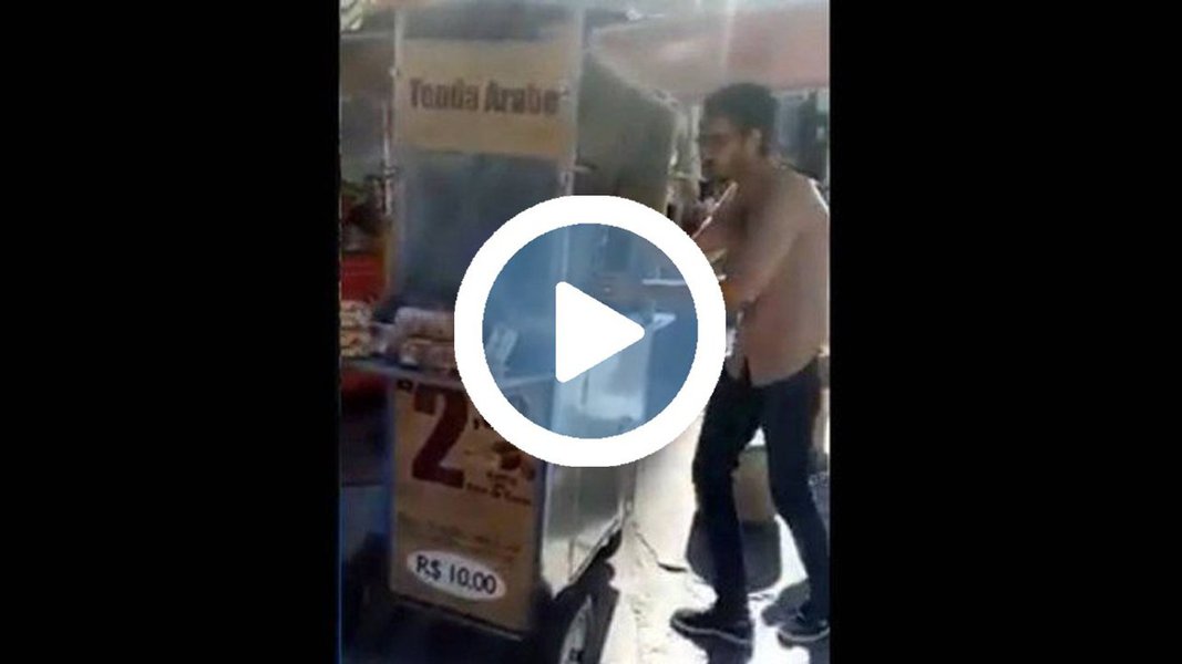 Refugiado sírio é vítima de xenofobia em Copacabana; Mohamed Ali, de 33 anos, que vende esfirras e outros quitutes árabes, e foi agredido verbalmente por um homem por causa do ponto de venda: "saia do meu país!", gritava o homem com pedaços de pau na mão (Foto: Charles Nisz) Refugiado sírio é vítima de xenofobia em Copacabana; Mohamed Ali, de 33 anos, que vende esfirras e outros quitutes árabes, e foi agredido verbalmente por um homem por causa do ponto de venda: "saia do meu país!", gritava o homem com pedaços de pau na mão