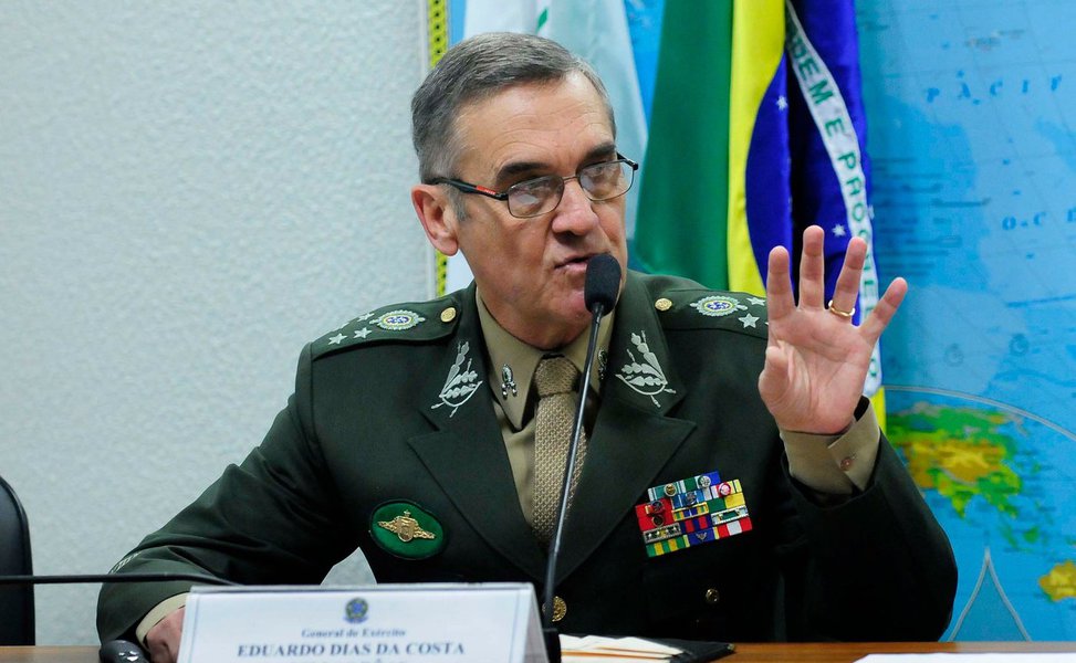 O comandante do Exército, general Eduardo Dias da Costa Villas Bôas, diz que o Brasil vive uma "aguda crise moral" por causa dos "incontáveis escândalos de corrupção"; "A aguda crise moral expressa em incontáveis escândalos de corrupção nos compromete o futuro. A ineficiência nos retarda o crescimento. A ausência de um mínimo de disciplina social, indispensável à convivência civilizada, e uma irresponsável aversão ao exercício da autoridade oferecem campo fértil ao comportamento transgressor e à intolerância desagregadora", disse o comandante na cerimônia de entrega da Ordem do Mérito Militar, em Brasília (Foto: Romulo Faro) O comandante do Exército, general Eduardo Dias da Costa Villas Bôas, diz que o Brasil vive uma "aguda crise moral" por causa dos "incontáveis escândalos de corrupção"; "A aguda crise moral expressa em incontáveis escândalos de corrupção nos compromete o futuro. A ineficiência nos retarda o crescimento. A ausência de um mínimo de disciplina social, indispensável à convivência civilizada, e uma irresponsável aversão ao exercício da autoridade oferecem campo fértil ao comportamento transgressor e à intolerância desagregadora", disse o comandante na cerimônia de entrega da Ordem do Mérito Militar, em Brasília