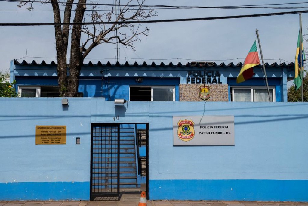 A megaoperação da Polícia Federal e da Brigada Militar, realizada no final de novembro do ano passado, para prender indígenas kaingang acusados de participar de esquemas de extorsão em Sananduva – a 367 km de Porto Alegre – ganhou mais um capítulo; a PF de Passo Fundo intimou para depoimento cinco dos dez ativistas de direitos humanos investigados por denunciação caluniosa e reportar falso crime, depois de terem pedido investigação da conduta das forças policiais durante a operação que deslocou 150 homens (Foto: Leonardo Lucena) A megaoperação da Polícia Federal e da Brigada Militar, realizada no final de novembro do ano passado, para prender indígenas kaingang acusados de participar de esquemas de extorsão em Sananduva – a 367 km de Porto Alegre – ganhou mais um capítulo; a PF de Passo Fundo intimou para depoimento cinco dos dez ativistas de direitos humanos investigados por denunciação caluniosa e reportar falso crime, depois de terem pedido investigação da conduta das forças policiais durante a operação que deslocou 150 homens