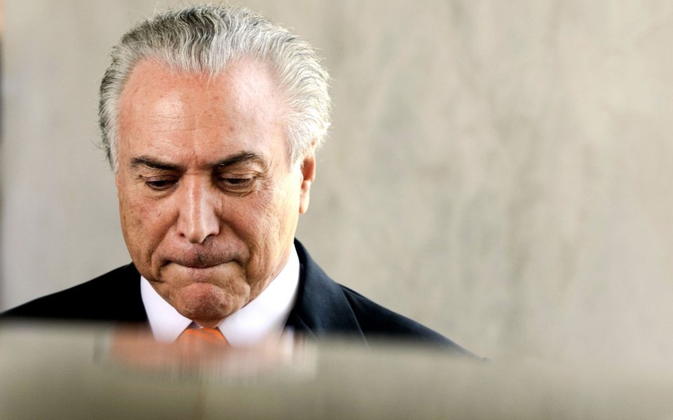 "Temer está parecendo aquele peixe que se debate desesperadamente depois de cair na rede, mas sabe que a luta será inglória", compara o colunista Alex Solnik; jornalista lembra que Michel Temer foi rejeitado por seus próprios ministros e até pelo Exército ao chamar as Forças Armadas para garantir "a lei e a ordem" no Distrito Federal após manifestação contra as reformas e constata: "Tal como ocorreu com Collor depois da entrevista-bomba de seu irmão, em 1992, ele respira por aparelhos depois das revelações de Joesley Batista – mas até as enfermeiras estão loucas para desligá-los. Está cumprindo o papel do ator que a plateia não para de vaiar e ele insiste em ficar em cena. Até que as vaias aumentam e se transformam em tomates que explodem na sua cara" (Foto: Alex Solnik) "Temer está parecendo aquele peixe que se debate desesperadamente depois de cair na rede, mas sabe que a luta será inglória", compara o colunista Alex Solnik; jornalista lembra que Michel Temer foi rejeitado por seus próprios ministros e até pelo Exército ao chamar as Forças Armadas para garantir "a lei e a ordem" no Distrito Federal após manifestação contra as reformas e constata: "Tal como ocorreu com Collor depois da entrevista-bomba de seu irmão, em 1992, ele respira por aparelhos depois das revelações de Joesley Batista – mas até as enfermeiras estão loucas para desligá-los. Está cumprindo o papel do ator que a plateia não para de vaiar e ele insiste em ficar em cena. Até que as vaias aumentam e se transformam em tomates que explodem na sua cara"