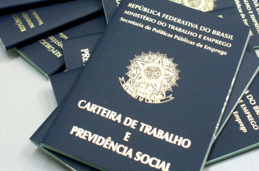 Números divulgados pela Secretaria do Tesouro Nacional revelam que o rombo na Previdência de Alagoas, em 2016, totalizou R$ 1,027 bilhão; situação é agravada com a crise econômica e o anúncio da reforma da Previdência, que levou servidores a acelerar o processo de aposentadoria; número estratosférico de Alagoas já vinha sendo projetado pelo governo do Estado, que apesar de ter equilibrado os gastos públicos, trava mês a mês a batalha que é manter funcionando o sistema previdenciário (Foto: Voney Malta) Números divulgados pela Secretaria do Tesouro Nacional revelam que o rombo na Previdência de Alagoas, em 2016, totalizou R$ 1,027 bilhão; situação é agravada com a crise econômica e o anúncio da reforma da Previdência, que levou servidores a acelerar o processo de aposentadoria; número estratosférico de Alagoas já vinha sendo projetado pelo governo do Estado, que apesar de ter equilibrado os gastos públicos, trava mês a mês a batalha que é manter funcionando o sistema previdenciário