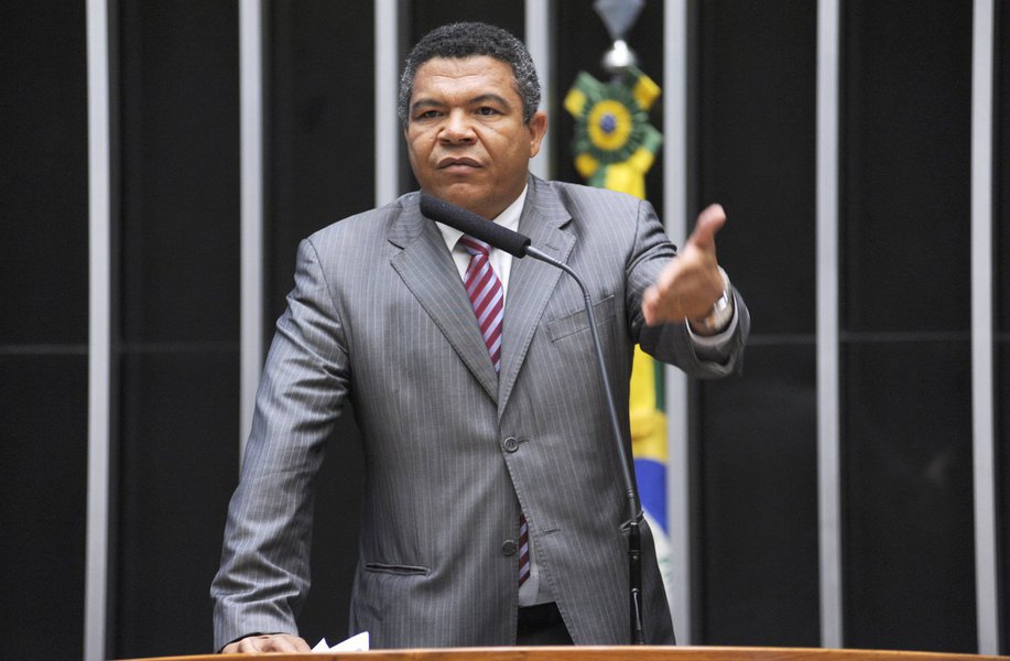 O deputado baiano Valmir Assunção (PT) criticou a "falta de informação e vergonha que Michel Temer passou" por não ser recebido no aeroporto da Rússia pelo presidente Vladimir Putin; Valmir também disse que a gafe da assessoria "demonstra total falta de informação"; em sua agenda oficial, Temer publicou que visitaria a 'República Socialista Federativa Soviética da Rússia', nome que deixou de existir em 1991; "Temer deveria evitar essas viagens. Cada vez que viaja ele desmoraliza e fragiliza as relações diplomáticas do país. Já não basta as denúncias de corrupção no Palácio", diz Valmir (Foto: Romulo Faro) O deputado baiano Valmir Assunção (PT) criticou a "falta de informação e vergonha que Michel Temer passou" por não ser recebido no aeroporto da Rússia pelo presidente Vladimir Putin; Valmir também disse que a gafe da assessoria "demonstra total falta de informação"; em sua agenda oficial, Temer publicou que visitaria a 'República Socialista Federativa Soviética da Rússia', nome que deixou de existir em 1991; "Temer deveria evitar essas viagens. Cada vez que viaja ele desmoraliza e fragiliza as relações diplomáticas do país. Já não basta as denúncias de corrupção no Palácio", diz Valmir