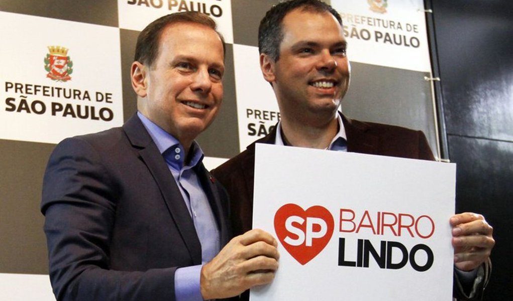 O prefeito João Doria decidiu demitir o secretário-adjunto das Prefeituras Regionais, Fábio Lepique, braço direito do vice-prefeito Bruno Covas na Secretaria das Prefeituras Regionais; prefeito diz que a saída é em razão do desempenho insuficiente na secretaria; “O Lepique merece todo o respeito da gestão, mas há circunstâncias onde mesmo boas pessoas podem receber alterações de posição sem que isso implique um juízo negativo de ordem pessoal. Precisamos melhorar a qualidade da zeladoria da cidade”, disse Doria ao Estado de S. Paulo (Foto: Aquiles Lins) O prefeito João Doria decidiu demitir o secretário-adjunto das Prefeituras Regionais, Fábio Lepique, braço direito do vice-prefeito Bruno Covas na Secretaria das Prefeituras Regionais; prefeito diz que a saída é em razão do desempenho insuficiente na secretaria; “O Lepique merece todo o respeito da gestão, mas há circunstâncias onde mesmo boas pessoas podem receber alterações de posição sem que isso implique um juízo negativo de ordem pessoal. Precisamos melhorar a qualidade da zeladoria da cidade”, disse Doria ao Estado de S. Paulo