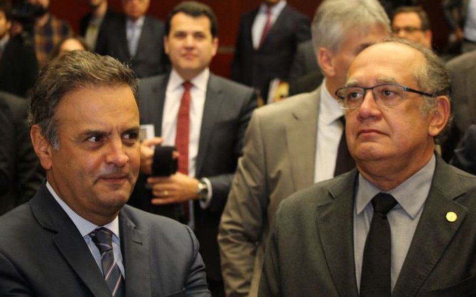 Grampeado no âmbito da Operação Patmos, o senador Aécio Neves (PSDB-MG) teve uma comunicação intensa entre março e maio com o ministro do STF Gilmar Mendes, que é relator em quatro inquéritos envolvendo o tucano; em um dos dias, Aécio tentou ligar cinco vezes para Gilmar; em outro, ele falou com o ministro no mesmo dia em que foi alvo de uma decisão que o beneficiou, livrando-o de prestar um depoimento à PF; confira o relatório (Foto: Gisele Federicce) Grampeado no âmbito da Operação Patmos, o senador Aécio Neves (PSDB-MG) teve uma comunicação intensa entre março e maio com o ministro do STF Gilmar Mendes, que é relator em quatro inquéritos envolvendo o tucano; em um dos dias, Aécio tentou ligar cinco vezes para Gilmar; em outro, ele falou com o ministro no mesmo dia em que foi alvo de uma decisão que o beneficiou, livrando-o de prestar um depoimento à PF; confira o relatório